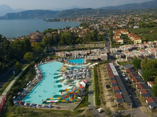 Overview some Roan accommodations and pool at Roan camping Cisano San Vito.