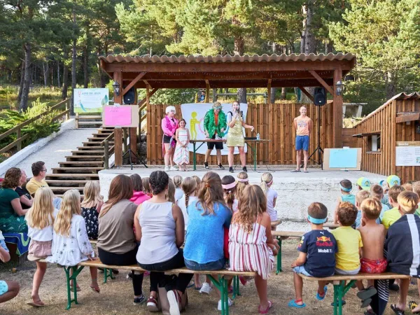 Youth entertainment at Roan camping Les Collines.