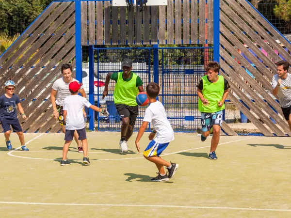 Basketball court at Roan camping La Sardane.