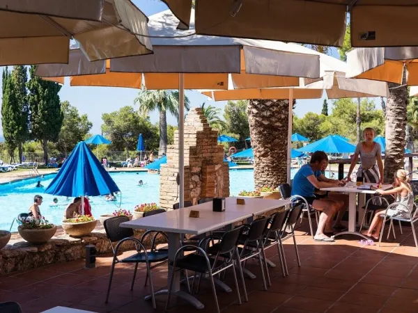 Terrace by the pool at Roan camping Vilanova Park.