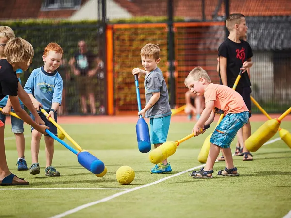 Outdoor activity kid's club at Roan camping Terspegelt.