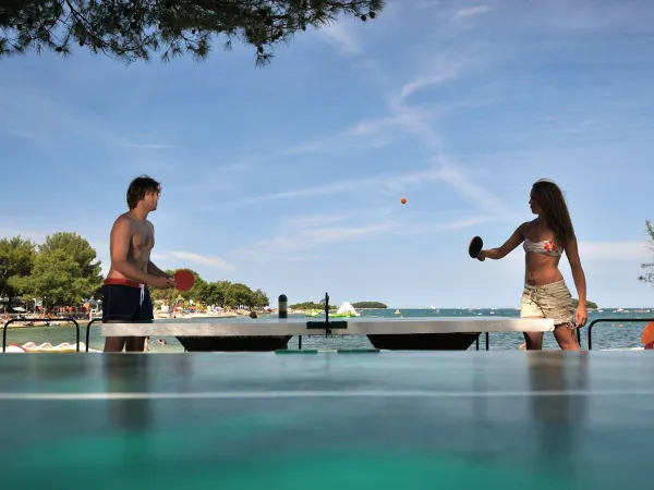 Play table tennis along the coast at Roan camping Valkanela.