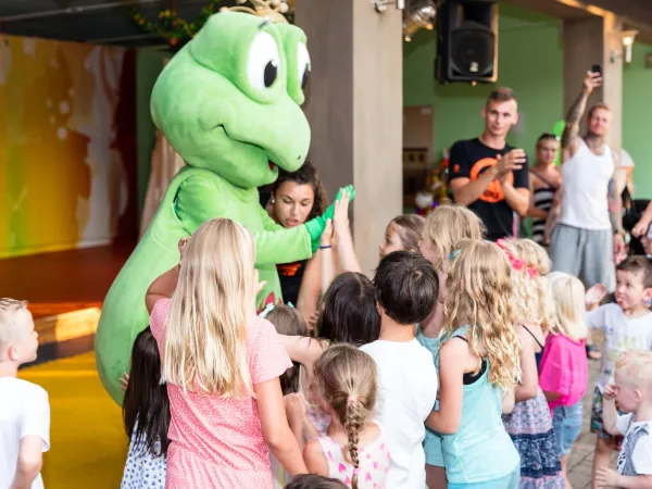 Dancing with Froggy in entertainment at Roan camping Altomincio.
