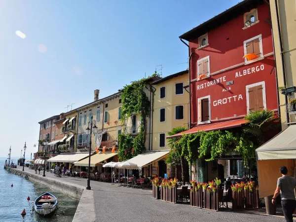 Atmospheric village of Lazise close to Roan camping Altomincio.