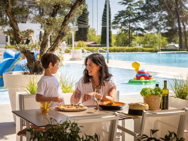 Eating at the pool restaurant at Roan camping Valkanela.