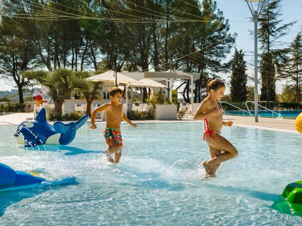 Running kids through the shallow pool at Roan camping Valkanela.