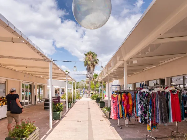 Stores at Roan camping Domaine de La Yole.