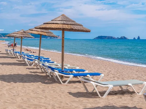 Sunbeds by the beach at Roan camping Playa Brava.