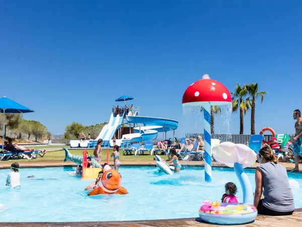 Children's pool with water equipment at Roan camping Vilanova Park.
