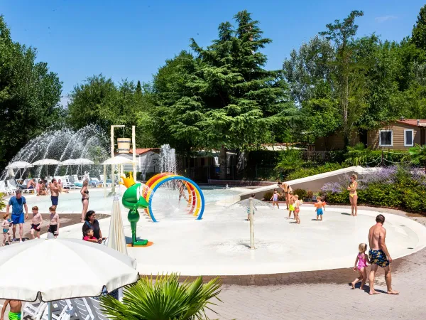 Baby lagoon and spray park at Roan camping Altomincio.