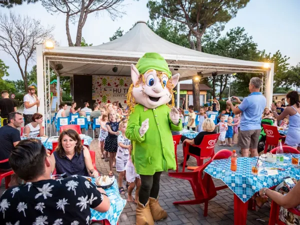 Entertainment entertains at the terrace of Roan camping I Pini.