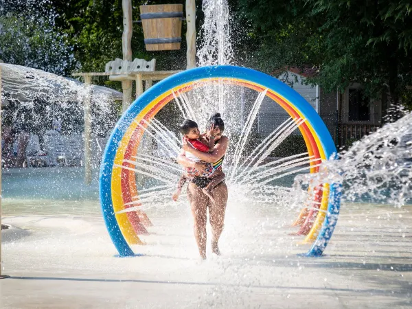 Water fun at the spray park at Roan camping Altomincio.