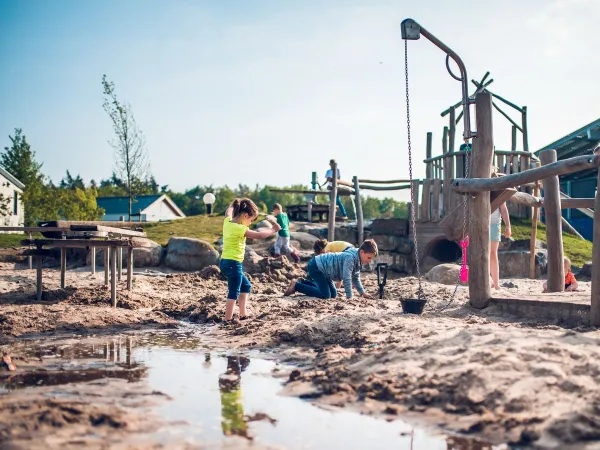 Water valley with play and water play equipment at Roan camping Ackersate.