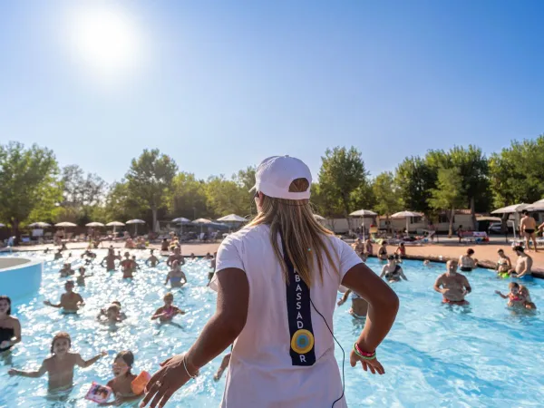 Poolside entertainment at Roan camping Rimini Family Village.