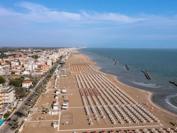 Overview of coastline with sandy beach at Roan camping Rimini Family Village.