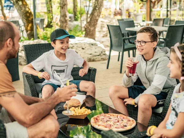 Drinks together at Roan camping Le Ranc Davaine.