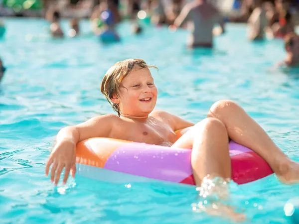 Little boy in pool at Roan camping La Rocca Manerba.