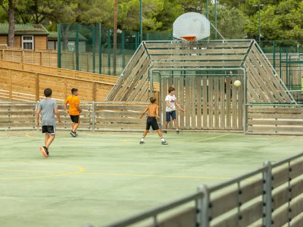 Playing basketball at Roan camping El Garrofer.