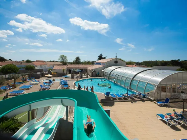 Slides in the pool at Roan camping Le Domaine de Beaulieu.