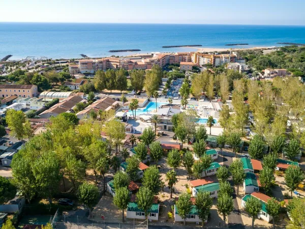 Overview of accommodations and swimming complex at Roan camping Le Napoléon