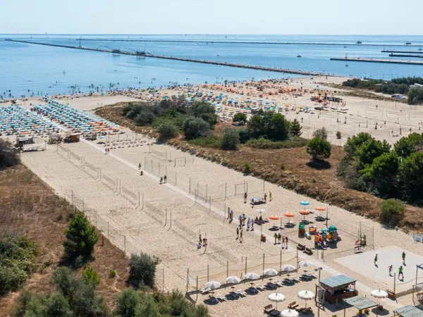 Overview of the beach and sea at Roan camping Sole Family Camping Village.