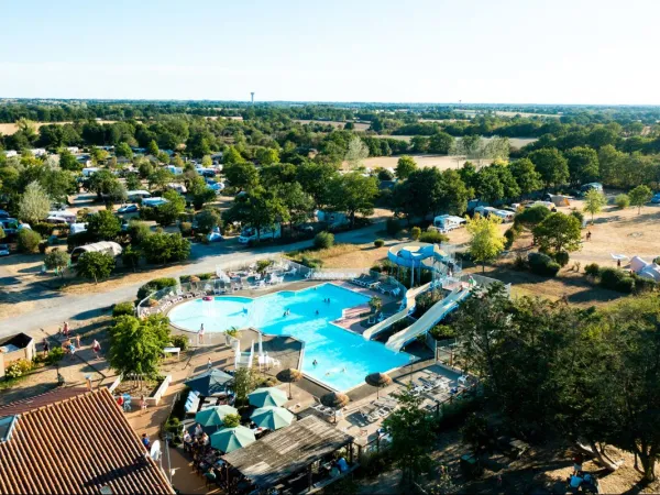 Overview of swimming pool at Roan camping du Latois.