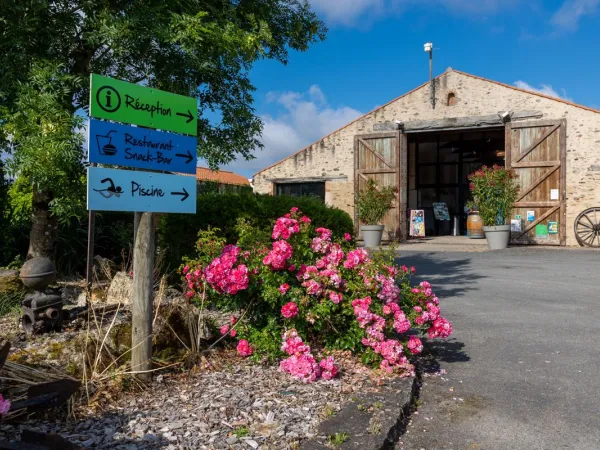 Route to facilities at Roan camping du Latois.