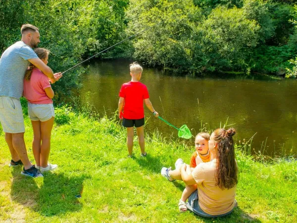 Family is fishing at Roan camping Le Ty Nadan.