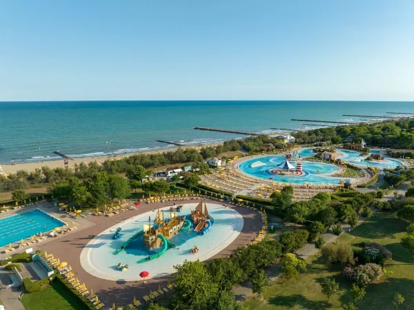 Overview of the swimming pool at Roan camping Pra'delle Torri.