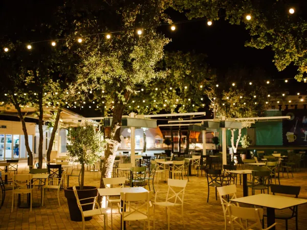 Cozy courtyard of restaurant at Roan camping Lanterna.