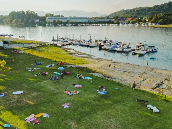 Sunbathing area by the water at Roan camping Lido Verbano.