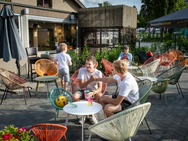 A terrace at Roan camping Birkelt.