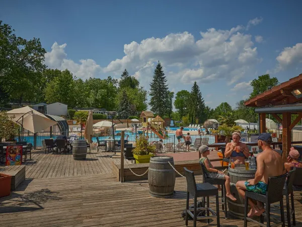 A terrace at Roan camping Le Chêne Gris.