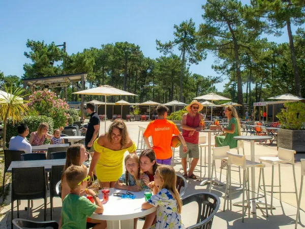 Conviviality on the terrace at Roan campsite Atlantic Club Montalivet.