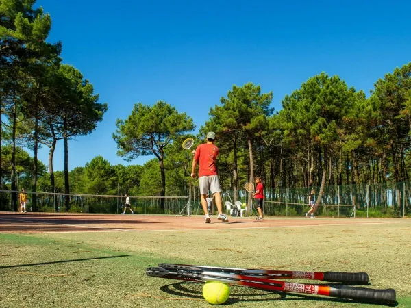 Play tennis at Roan campsite Atlantic Club Montalivet.