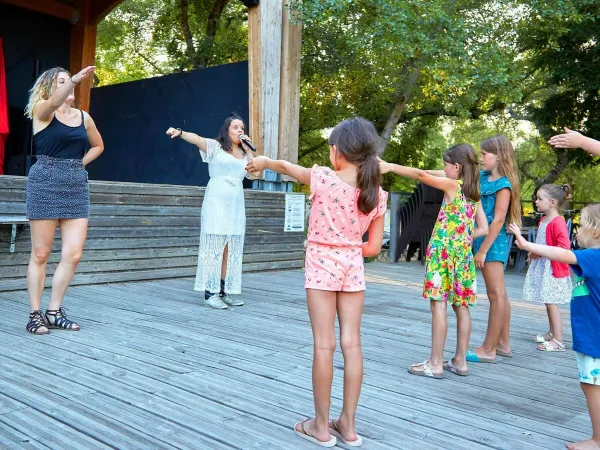 Children's entertainment at Roan camping Verdon Parc.