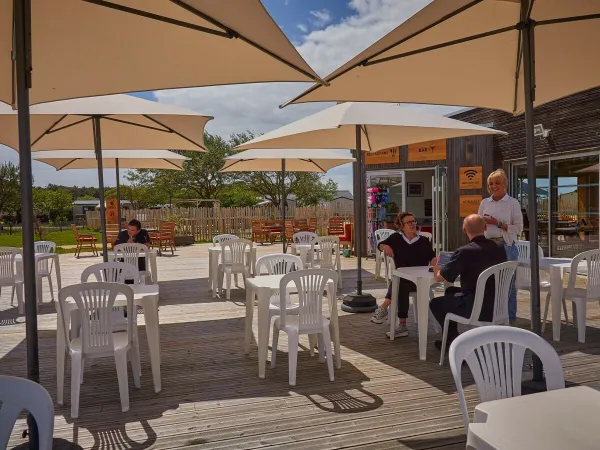 A terrace at Roan campsite Les Chardons Bleus de la Turballe.