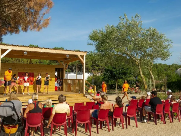 Children's show at Roan camping Chardons Bleus.