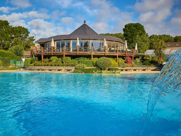 Swimming pool and restaurant at Roan camping Grande Métairie.