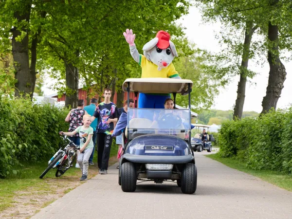 Animation team with mascot at Roan camping 't Veld.