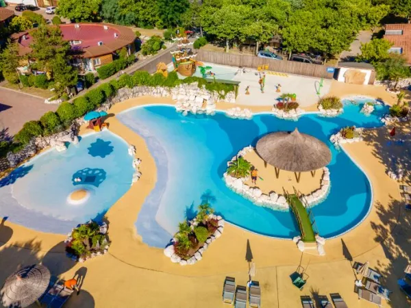 Children's pool with spray park and water boat at Roan camping Tahiti.