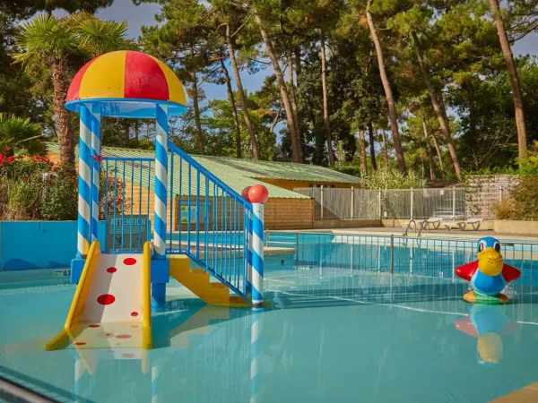 Children's pool with slide at Roan camping La Pinede.