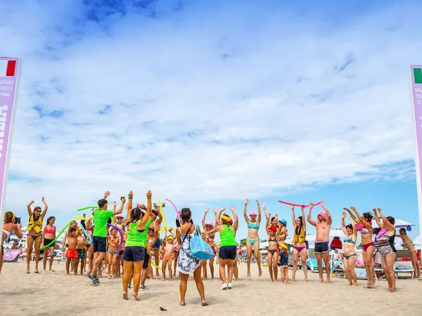 A group of people with the entertainment at Roan camping Sole Family Camping Village.