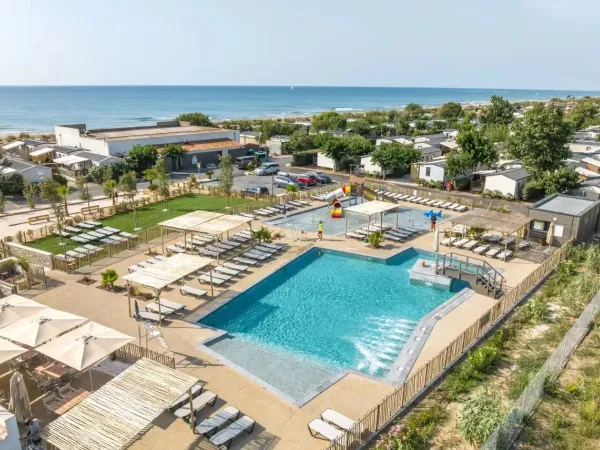 Overview photo of the pool by the sea at Roan camping Le Castellas.