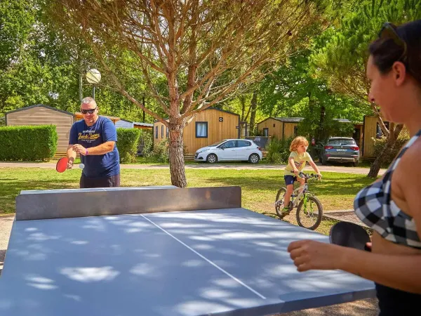 People play a game of table tennis at Roan camping Mayotte Vacances.