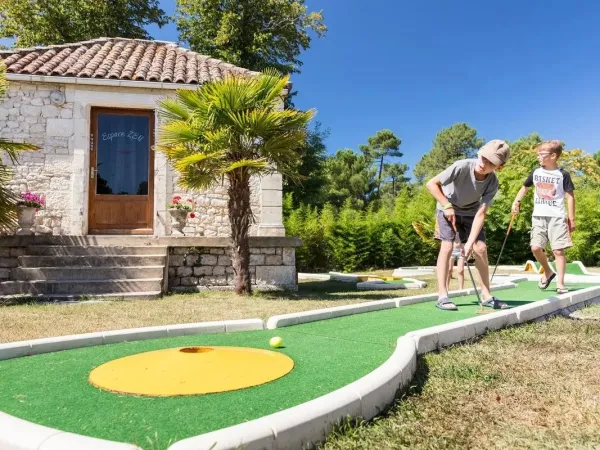 Children play mini-golf at Roan camping La Clairière