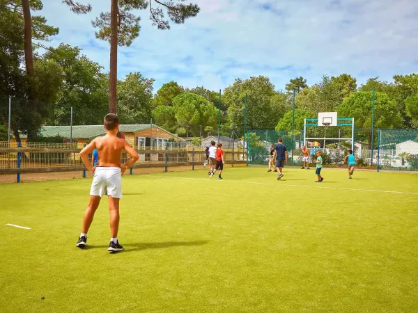 Multisport area at Roan camping La Pinède.