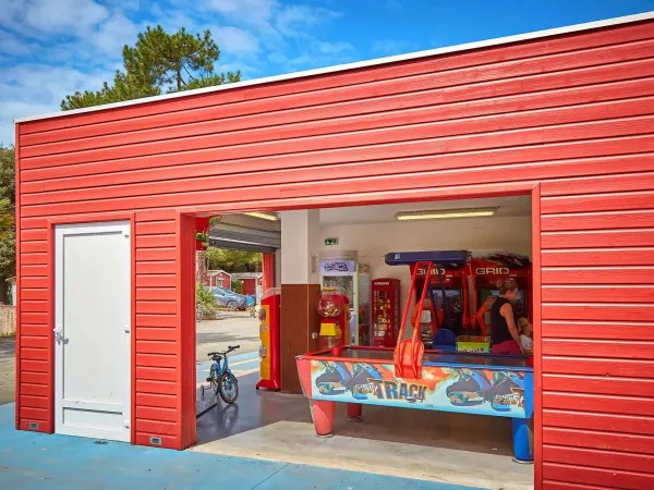 Several slot machines at Roan camping La Pinède.