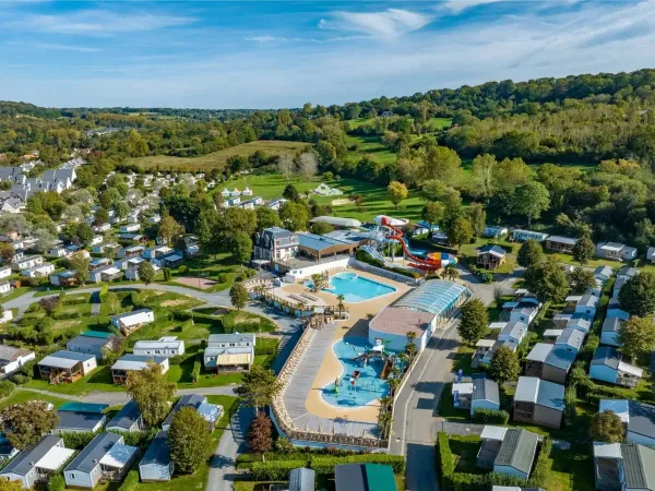 Overview of the pool complex at Roan camping La Vallée.