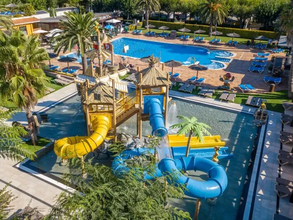 Overview of the swimming pool at Roan camping La Masia.